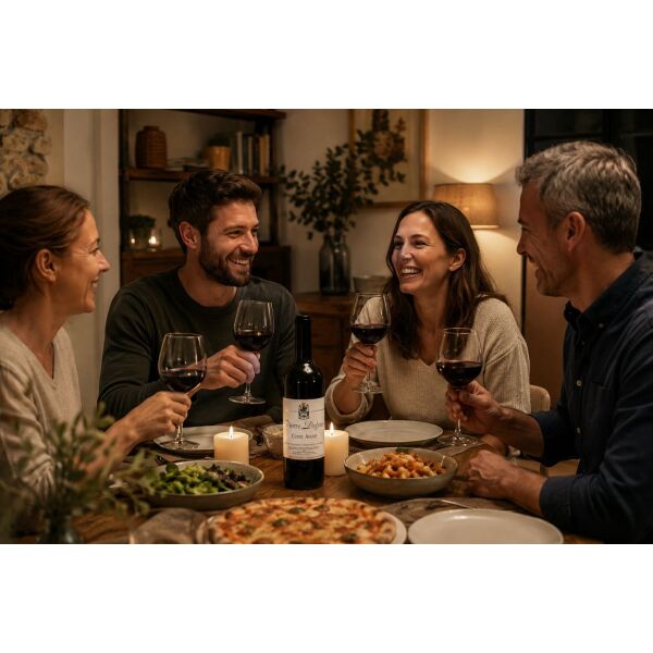 Vier Personen genießen den Pierre Defrain Cuvée Avené Rotwein bei einem gemeinsamen Abendessen mit Pizza und Pasta