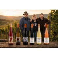 Werner, Johanna und Ulrich Lorenz im Weinberg vor einem...
