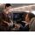 VDP. Gutswein Riesling trocken 2023 wird von einer Stewardess in der Business-Class der Singapore Airlines serviert