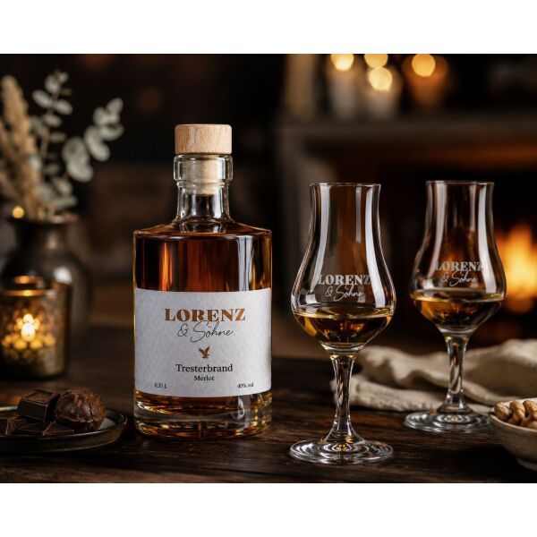 Lorenz & Söhne Tresterbrand Merlot mit zwei Edelbrandgläsern, dunkler Schokolade und Kerzenlicht in stimmungsvoller Atmosphäre