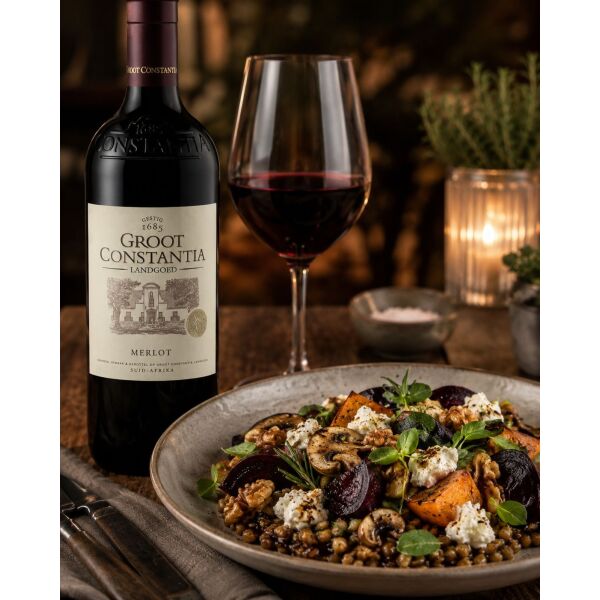 Groot Constantia Merlot mit halb gefülltem Rotweinglas, vegetarischer Pilzpfanne – Genuss- und Speiseempfehlung