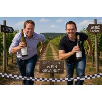 Die Winzer Ulrich Lorenz und Tobias Kitzer laufen im...